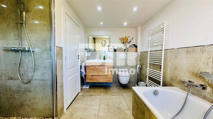Sanierte Doppelhaushälfte mit großzügigem Garten, Garage & viel Platz für die Familie - OG Badezimmer / Dusche